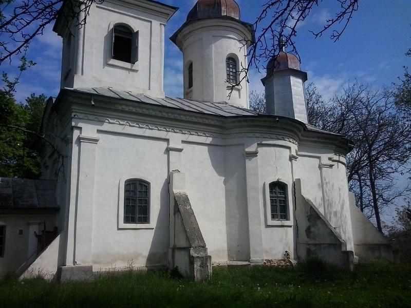 Biserica - vedere exterioară